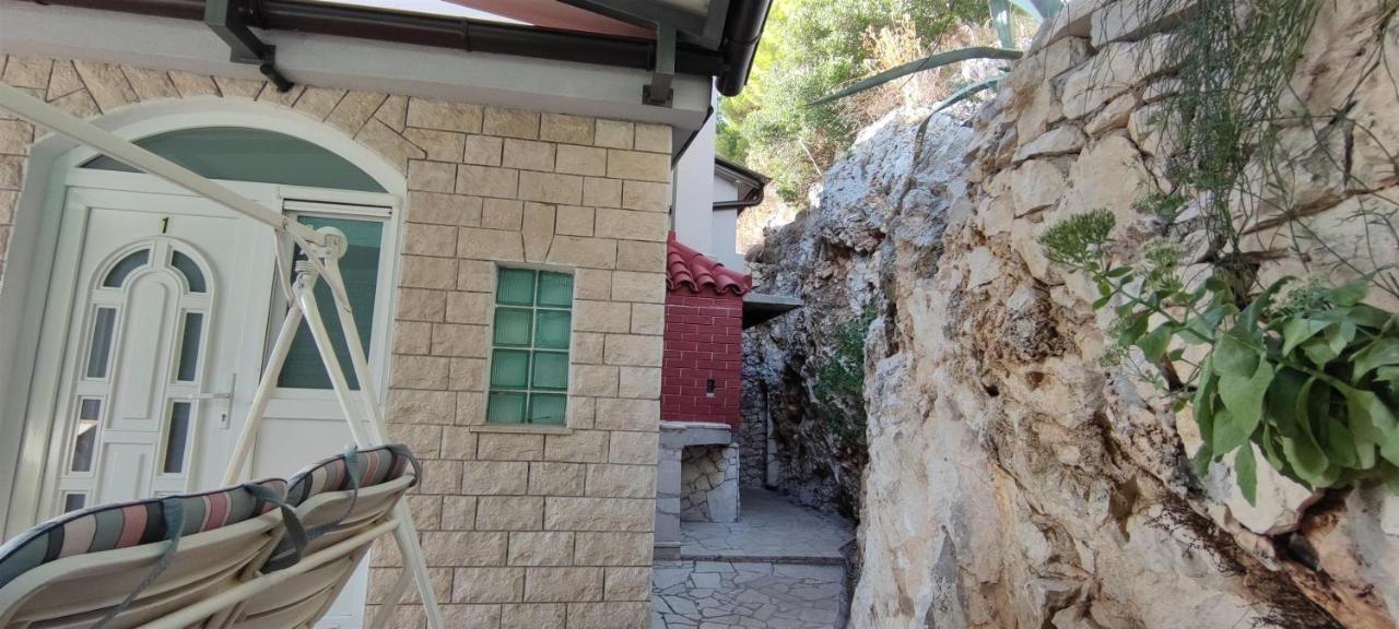 אומיס Apartment Adrian מראה חיצוני תמונה