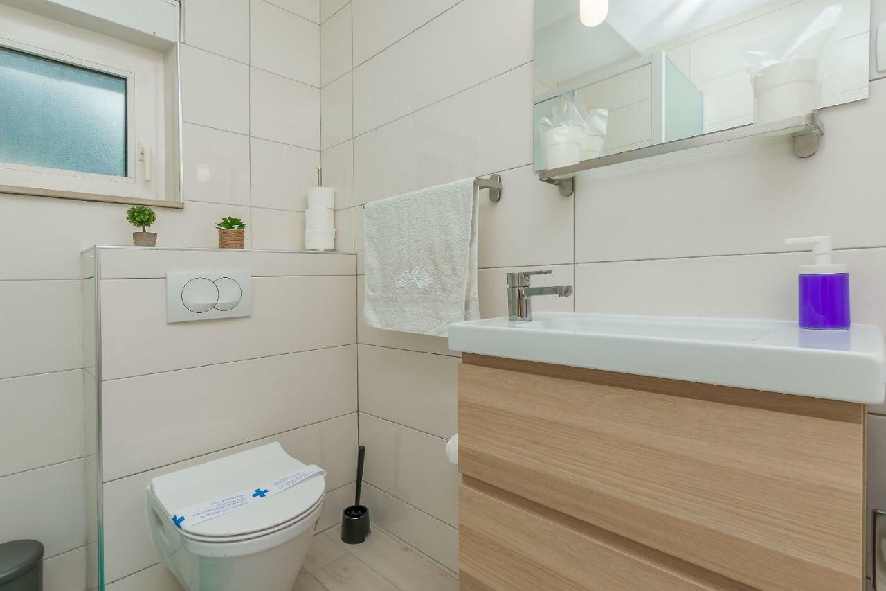 אומיס Apartment Adrian מראה חיצוני תמונה